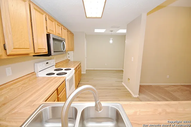1011 Hedgestone Dr — Photo 3