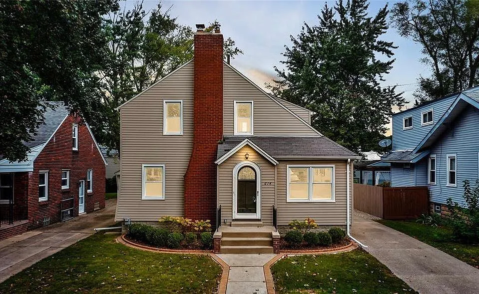 614 W Troy St — Photo 1
