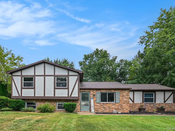 621 Vincent St, Pinckney, MI 48169