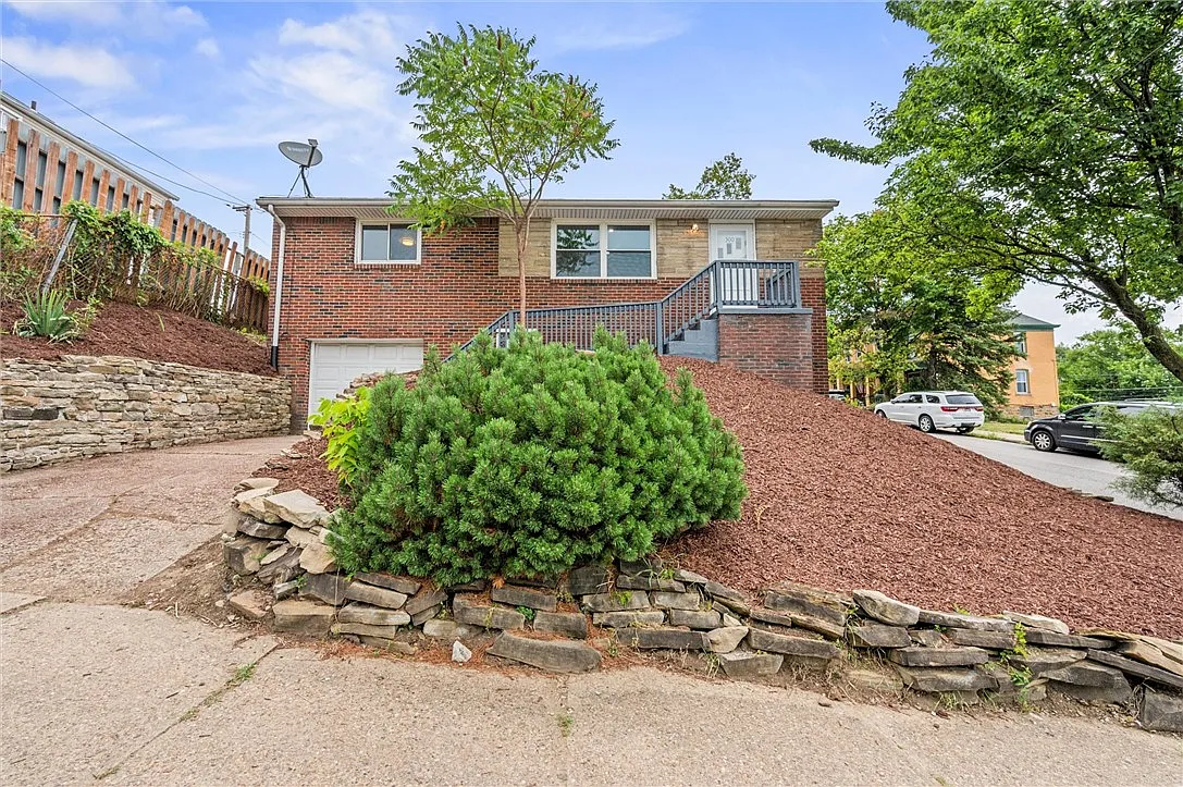 300 Stratmore St photo 1