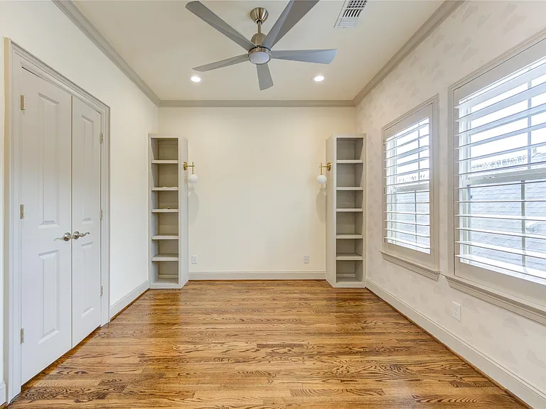 6302 Prague St — Photo 35
