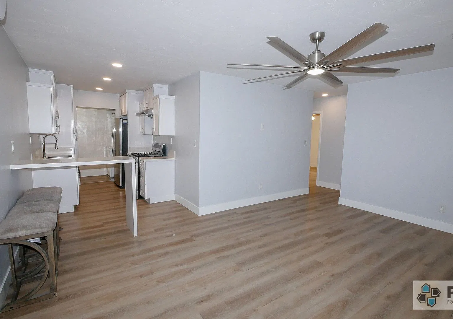 Beautifully renovated 3 bedroom/2 bath house — Photo 3