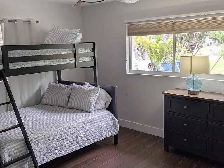 Twin over full bedroom - driveway side