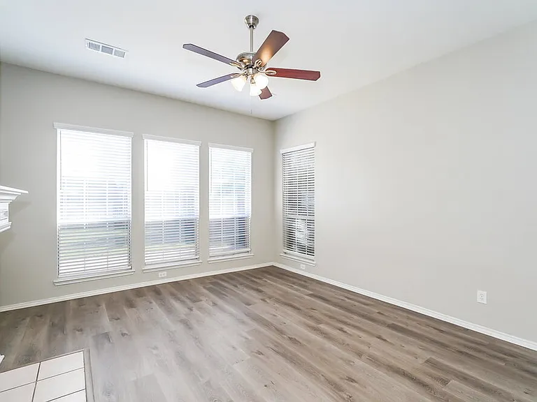 4617 Seneca Dr — Photo 3