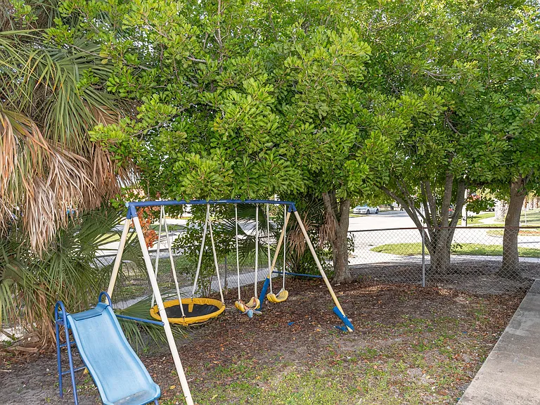 7750 SW 10th Ct #B — Photo 32