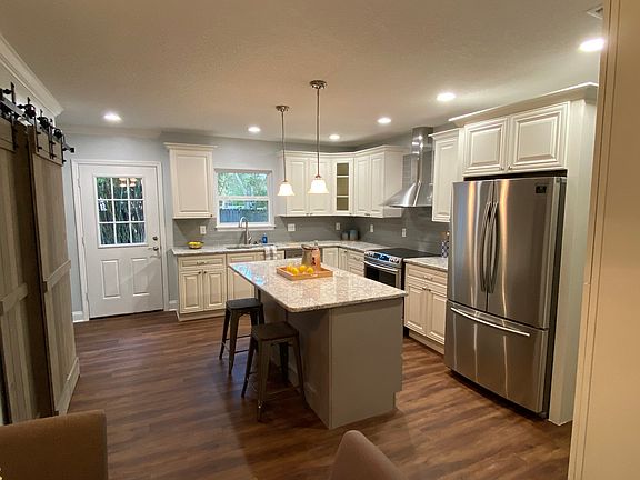 3rd image of 2955 Iroquois Ave