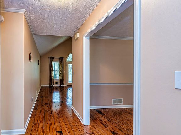 4th image of 323 Williamsburg Cir
