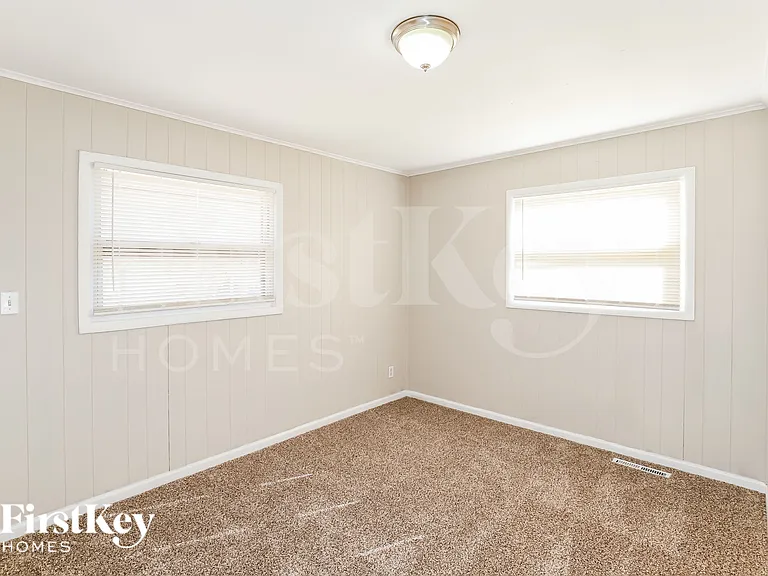 1103 NE Cowden Dr — Photo 6