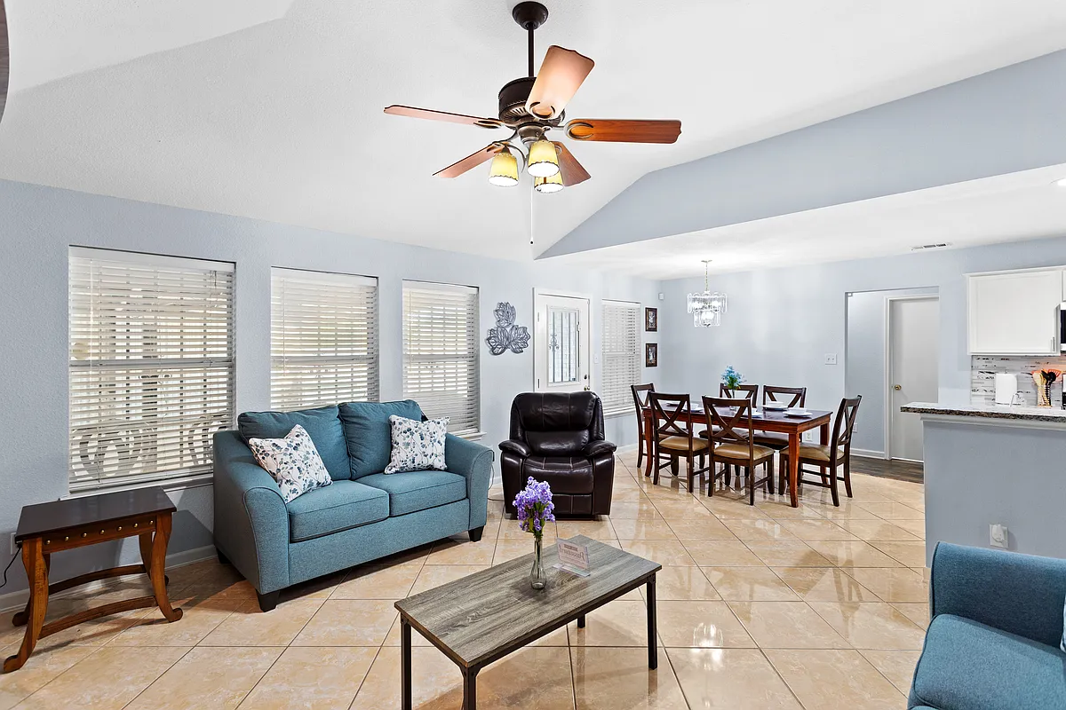 Building Photo - 633 Delphinium Dr