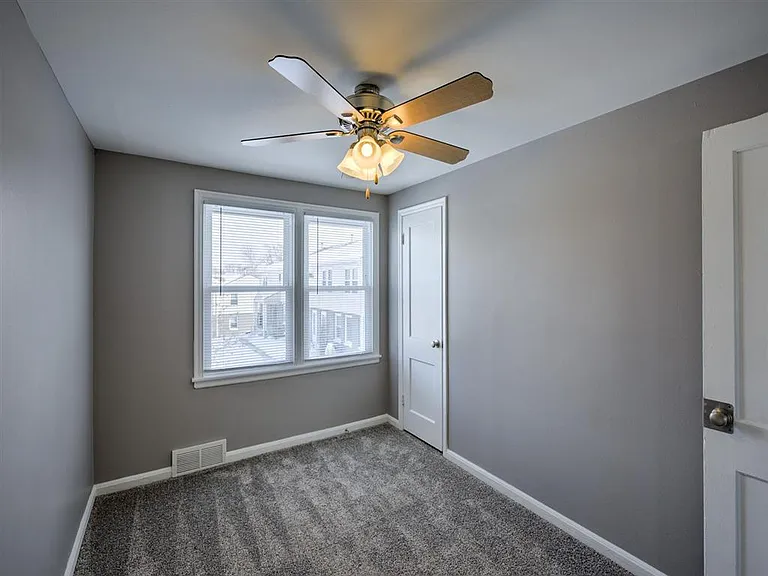 Ceiling fan in a bedroom at Colonial Park.