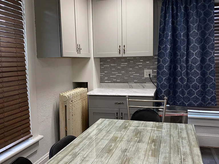 326 S Allen St #6 — Photo 2
