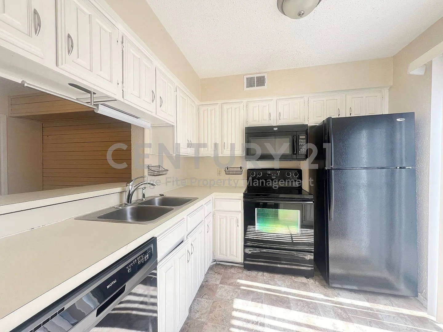 Beautiful 2-story 1/1.5 Mediterranean Style Condo in Gated Dallas Community For Rent! — Photo 3