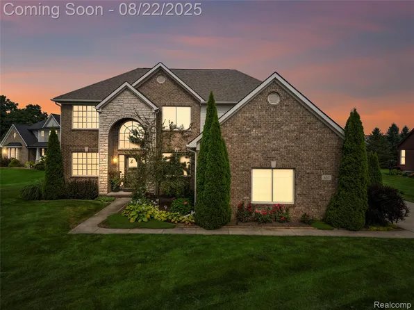 637 Edinburgh Cir, Highland, MI 48357