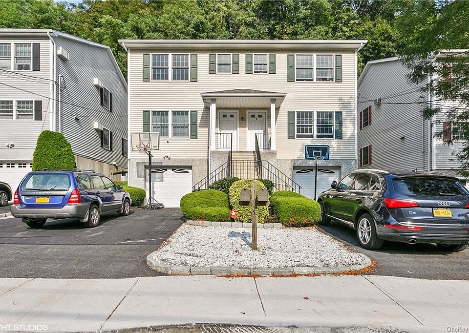 1st image of 32 Washington Pl E