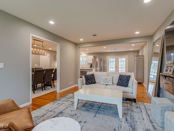 5th image of 215 Oxford Dr