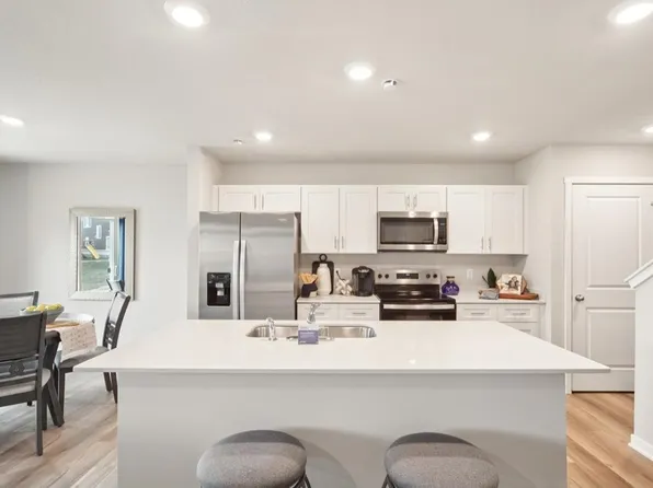 9429 Lovegrass Dr SW, Cedar Rapids, IA 52404