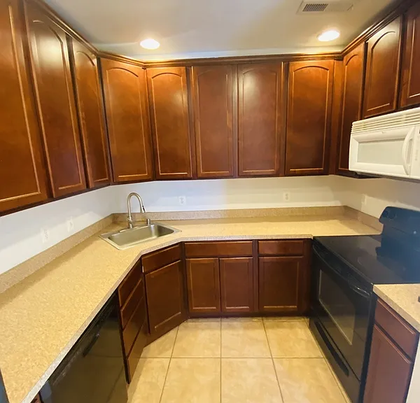 1600 Light St #B — Photo 7