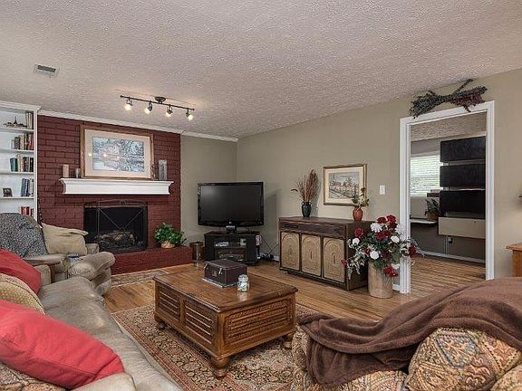 2nd image of 917 Montavesta Cir