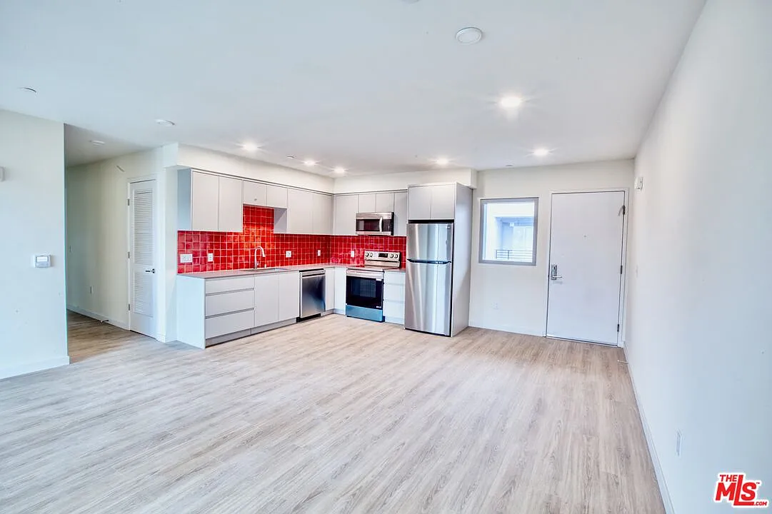Building Photo - 14629 Erwin St #201