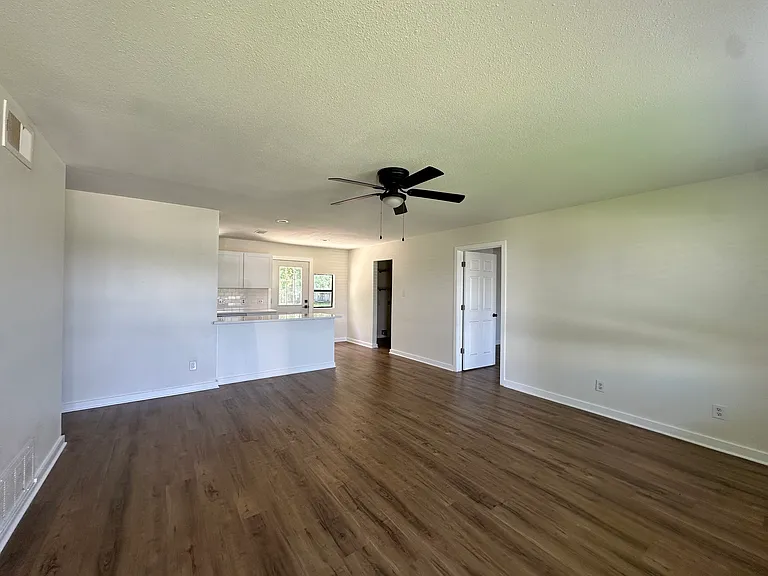 909 N 6th St — Photo 5