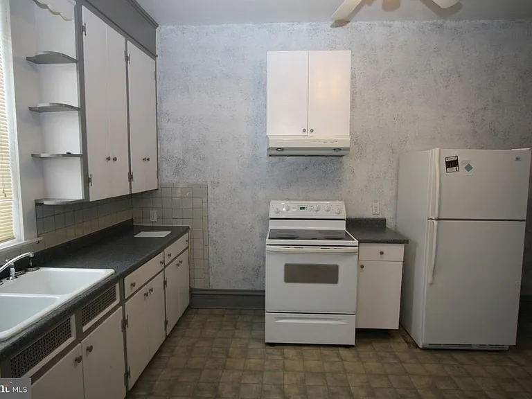 210 N Locust St — Photo 9