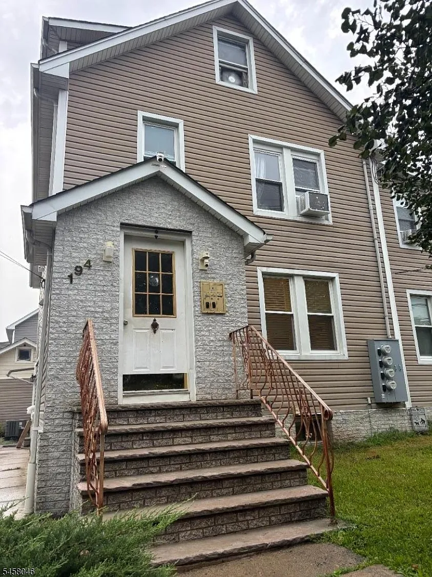 3 bed, 1.0 bath, $2,600 — Photo 1