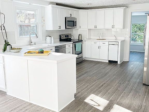 4th image of 1739 Whitewood Ln