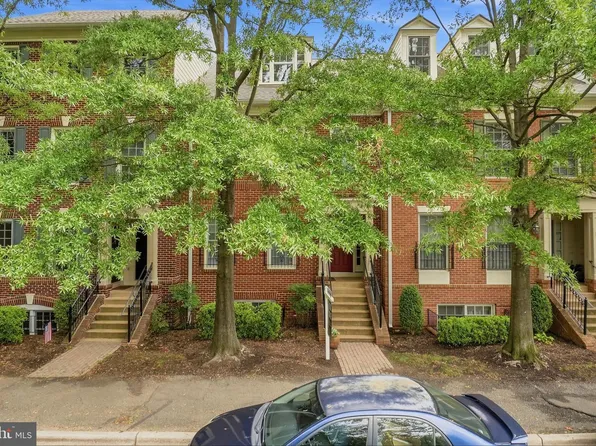 707 Massey Ln #B, Alexandria, VA 22314