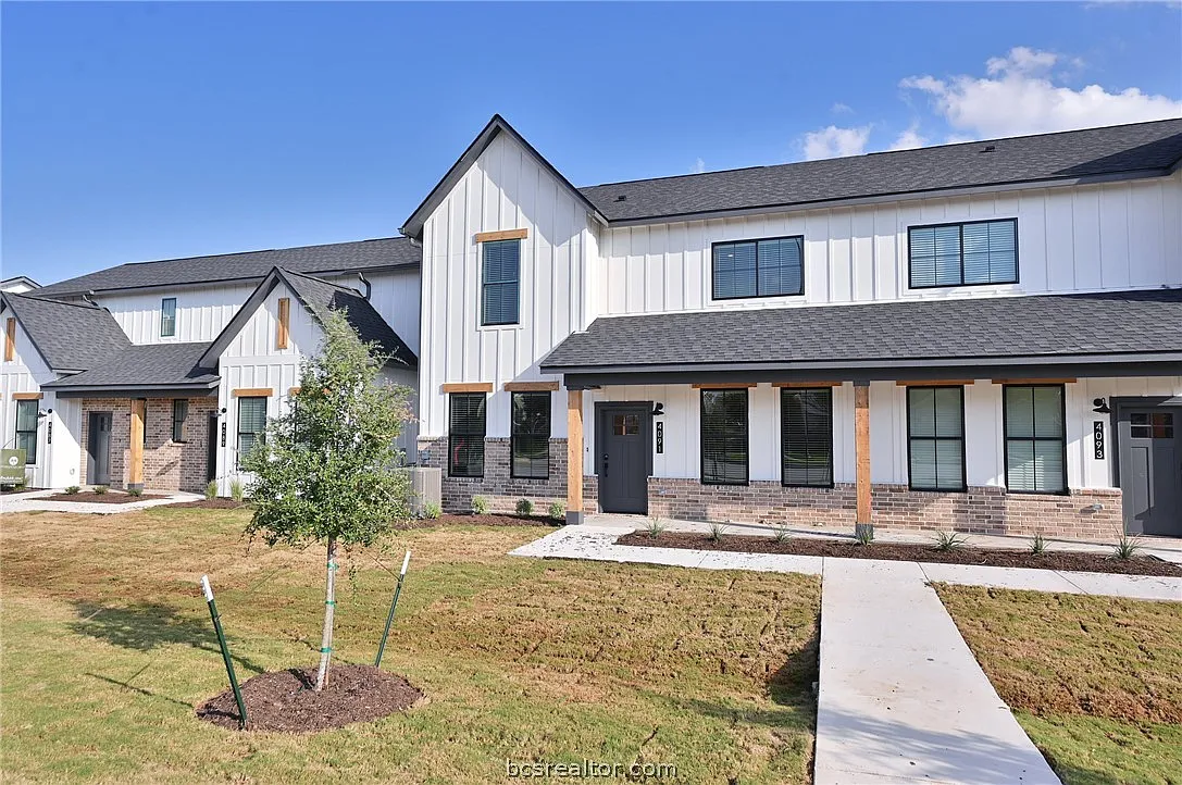 4 bed, 4.5 bath, 2207 sqft, $750 — Photo 1