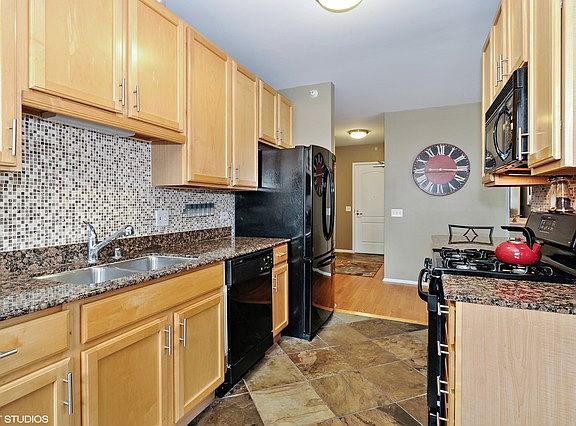 5th image of 600 N Dearborn St APT 1312