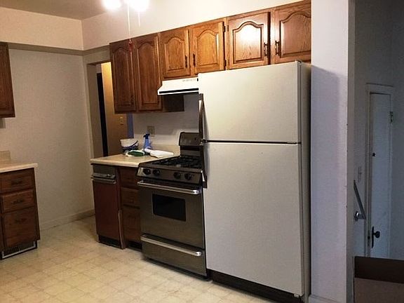 5th image of 28 Blackhawk Hills Dr