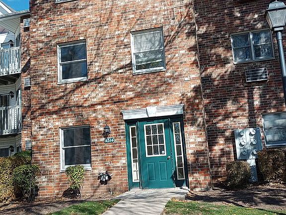 Light, bright 1st floor cond