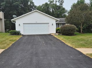 5685 Alma Dr, Rockford, IL 61108