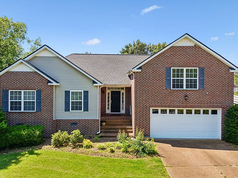 2601 Danbury Cir — Photo 2