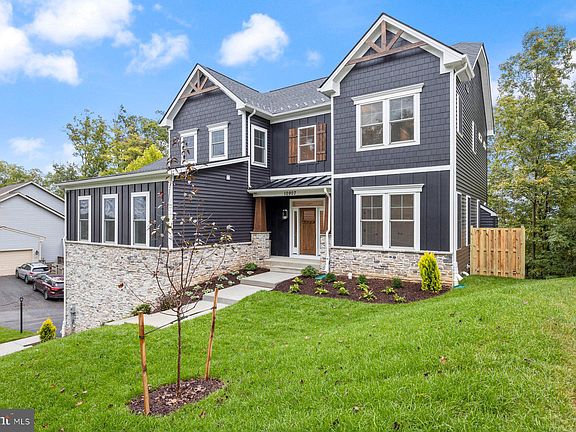 2nd image of 10907 Oakcrest Cir