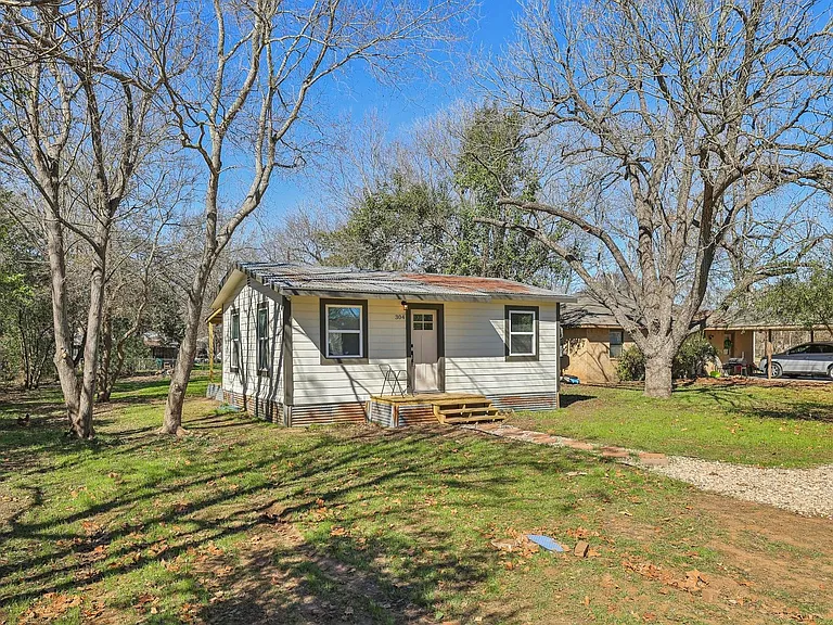 304 Harris St — Photo 8