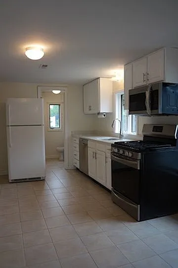 4 bed, 1.0 bath, 1386 sqft, $2,500 — Photo 2