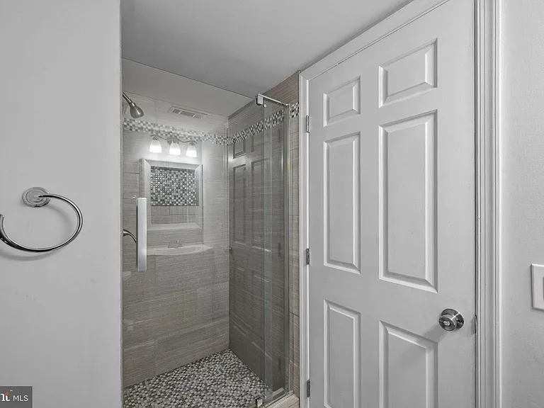 2035 S Glebe Rd — Photo 42