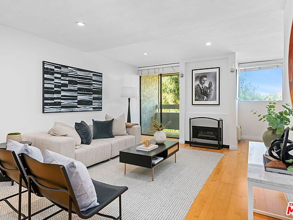 3rd image of 530 S Barrington Ave APT 301