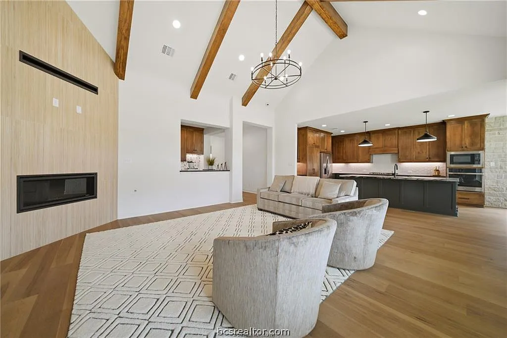 4 bed, 2549 sqft, $3,400 — Photo 4