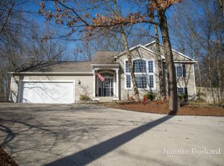 8641 Algoma Ave NE, Rockford, MI 49341