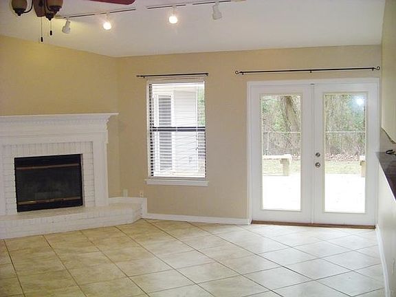 3rd image of 403 Williamsburg Dr