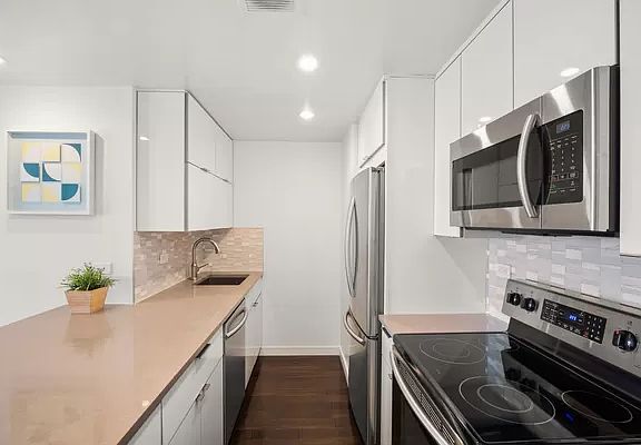 4th image of 300 E 54th St APT 26C