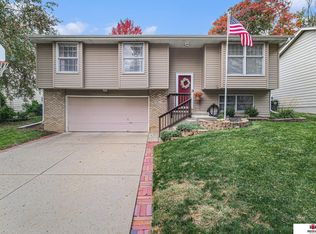 5211 NW 7th St, Lincoln, NE 68521