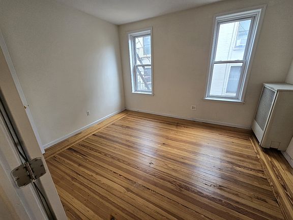 3rd image of 33 Bank St APT 15