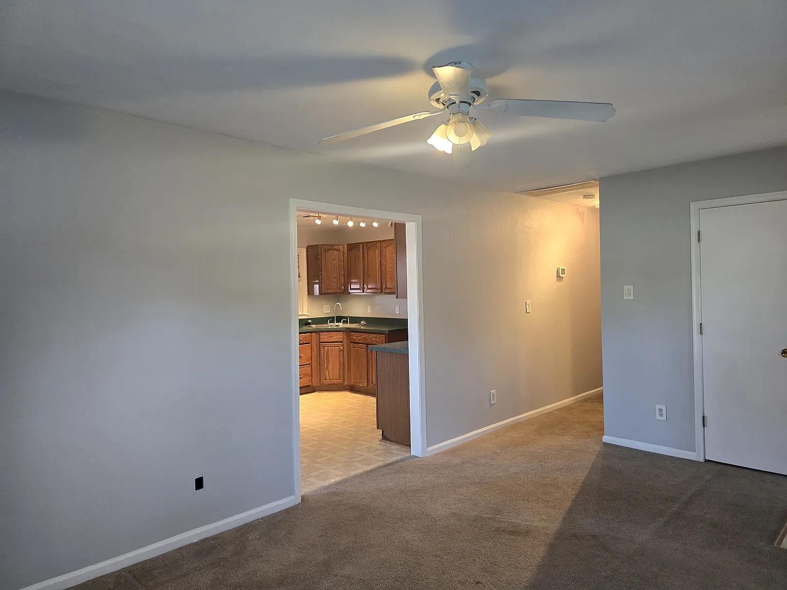 3 bed, 1.5 bath, 1250 sqft, $2,000 — Photo 4