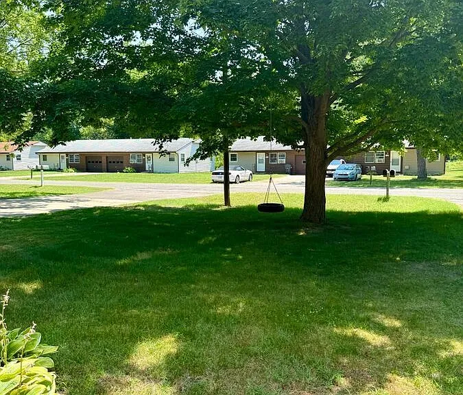 1607 Maiden Ln — Photo 2