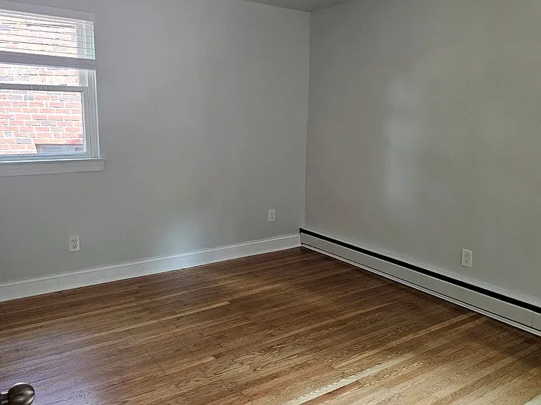 31 Saint Albans Ave #2 — Photo 2