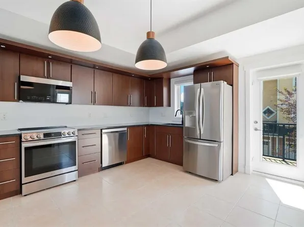 122 W Springs Close SW, Calgary, AB T3H 5G7