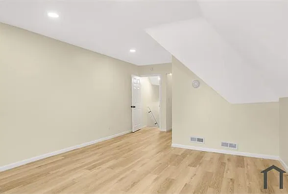462 Beaumont St — Photo 26